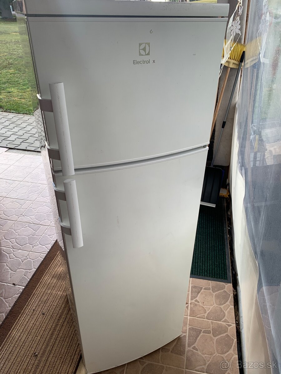 Predam chladnicku electrolux