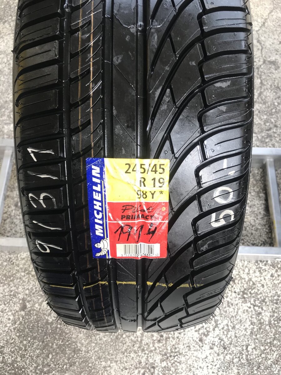 245/45 R19