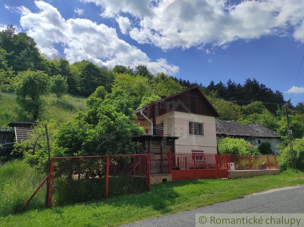 Rodinný dom s veľkou záhradou v malebnej dedinke Dobroč