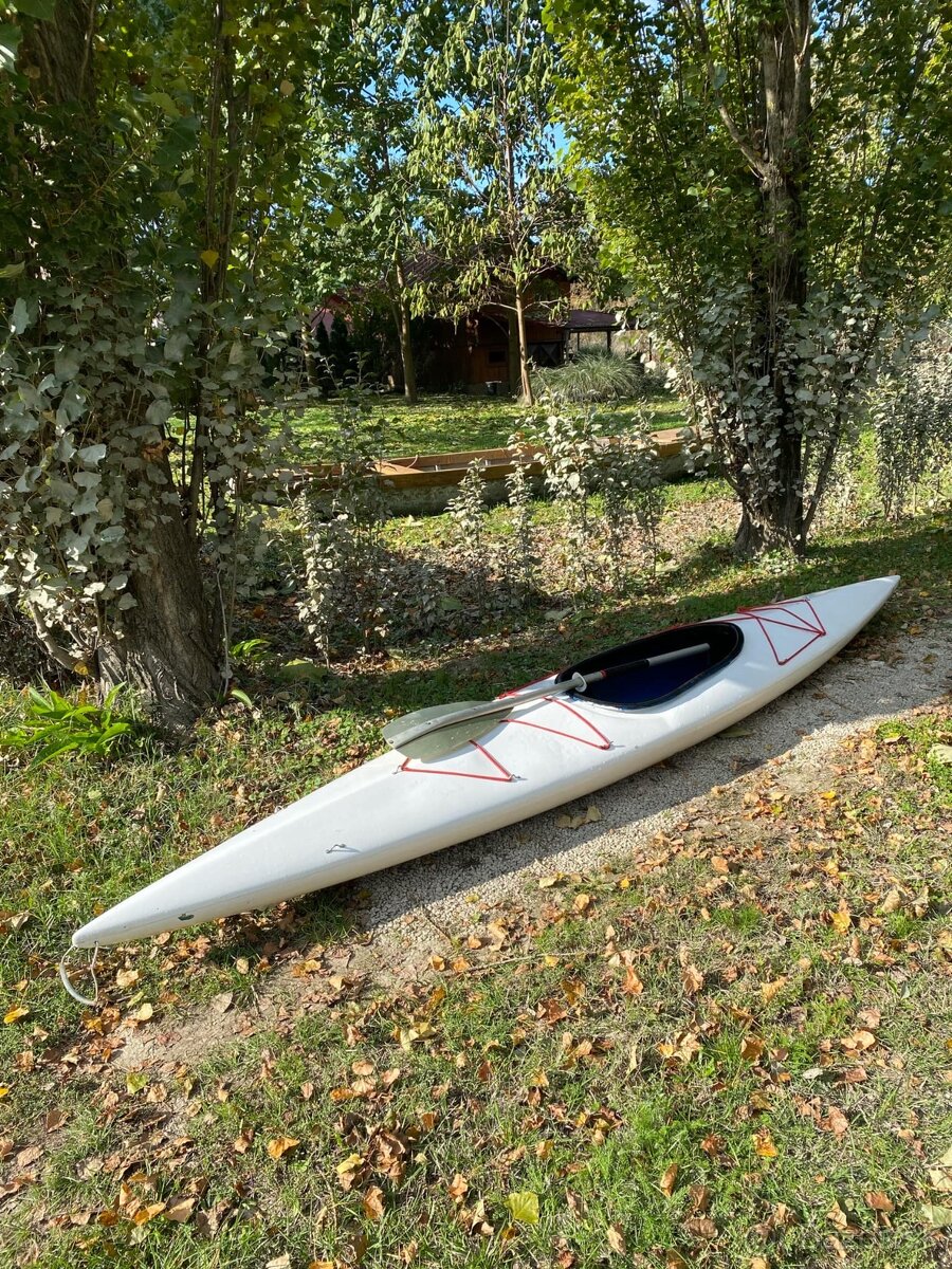 Turistický laminátový kajak vo výbornom stave