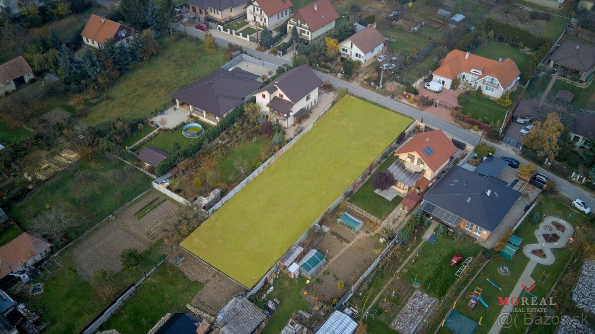 Na predaj priestranný,stavebný pozemok v obci Štitáre