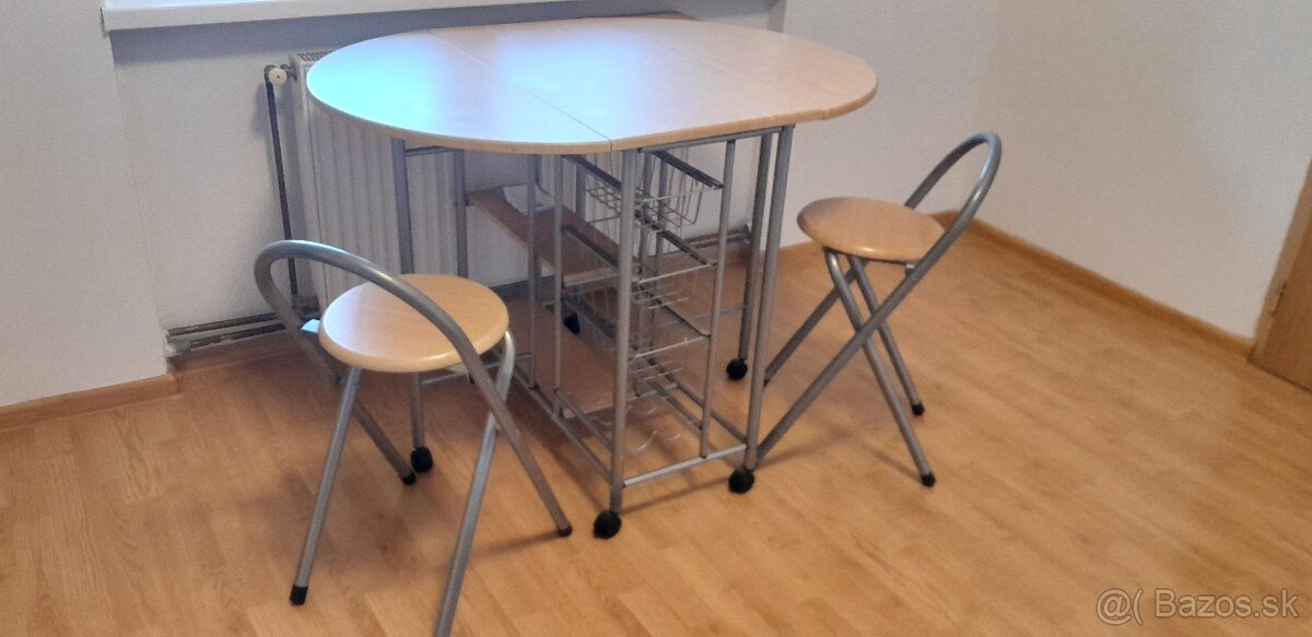 Rozkladací stôl so stoličkami