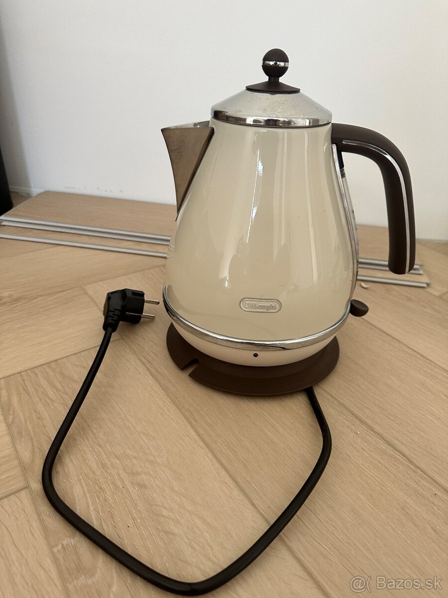 Varna kanvica Delonghi Vintage