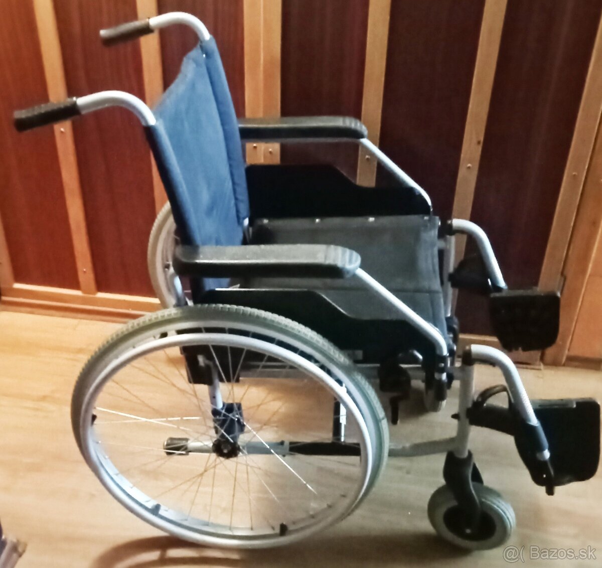 Mechanický invalidný vozík.