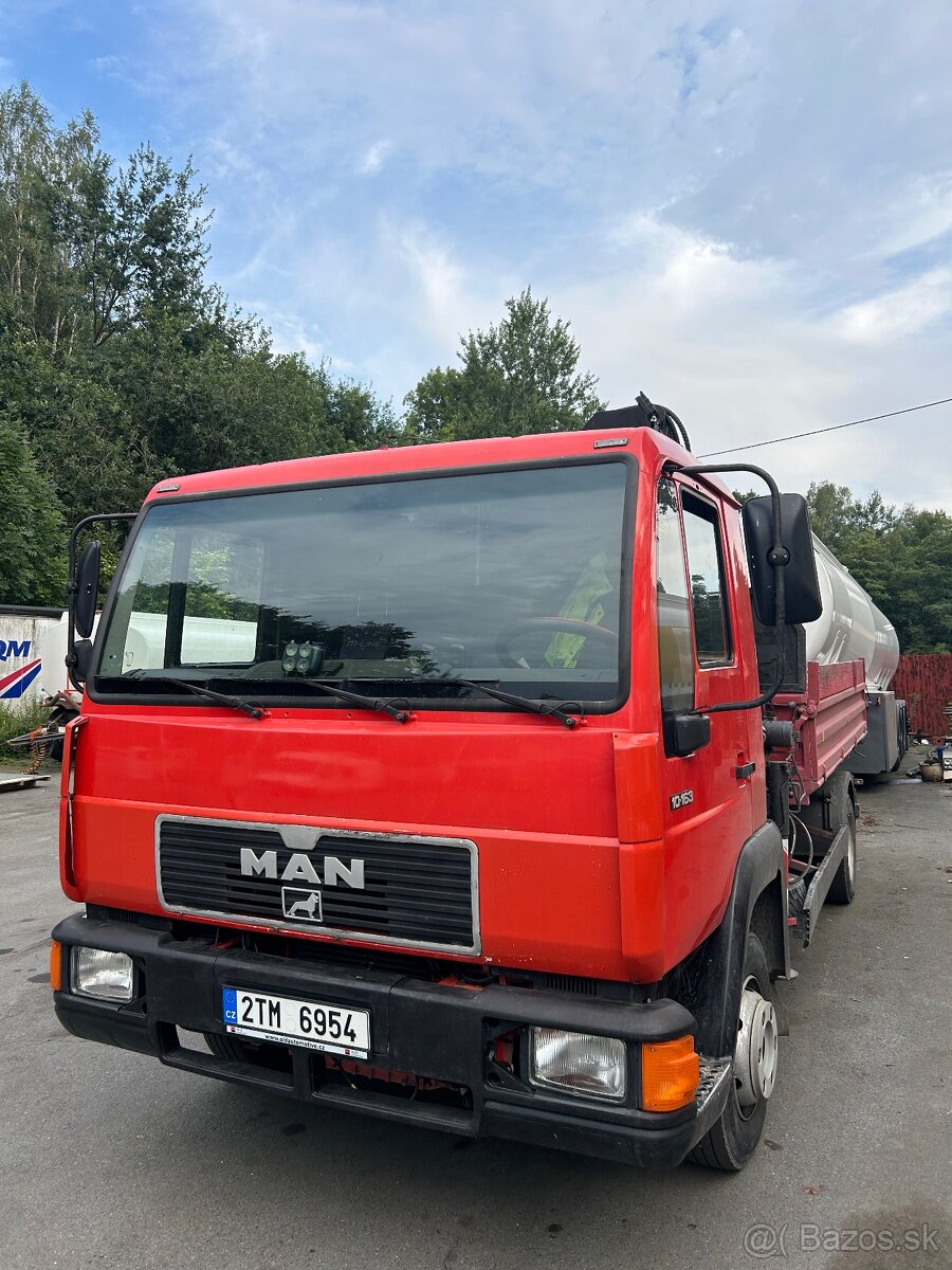 Man s hydraulickou rukou, třístranný sklápěč