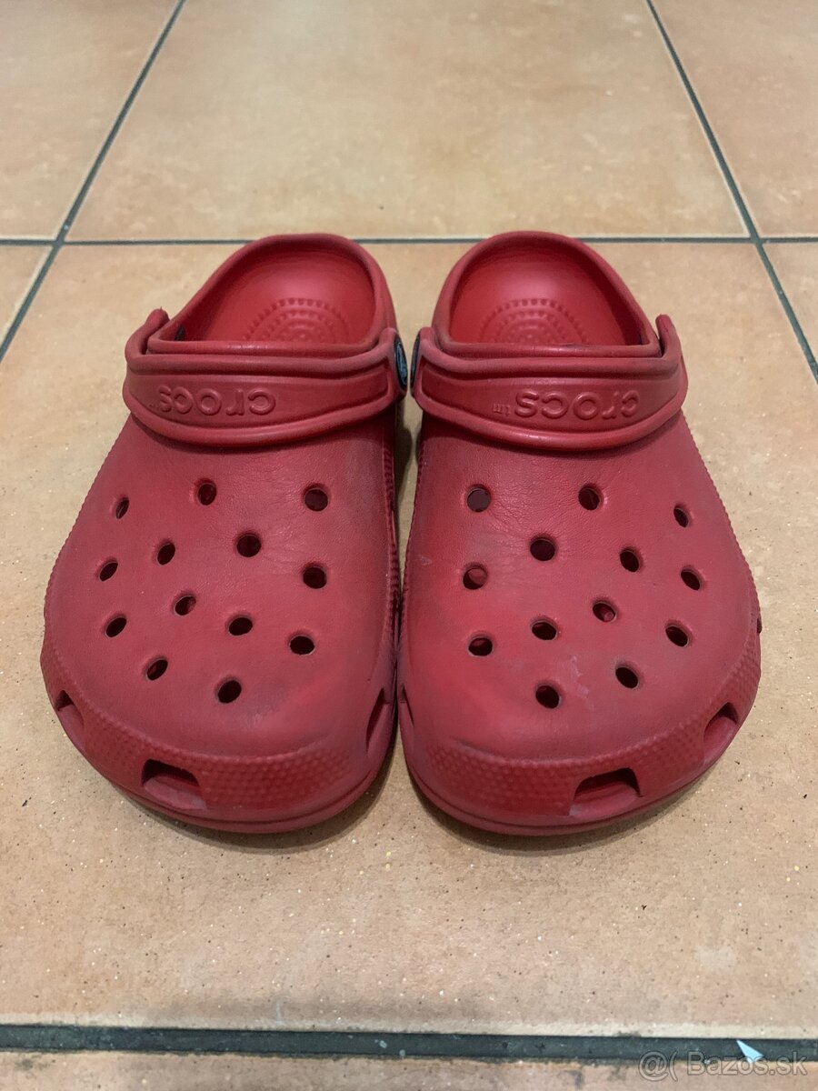 Červený Crocs, č32