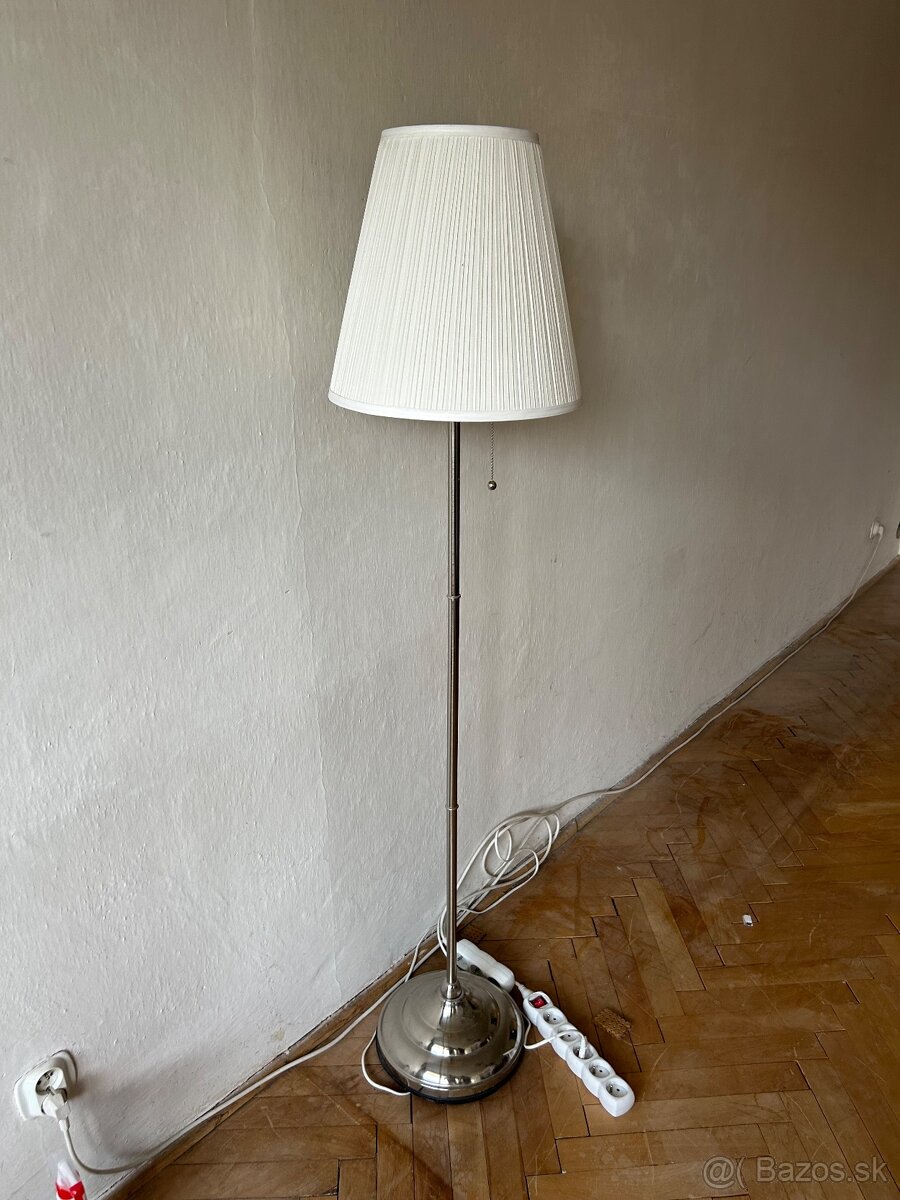 Stojacá lampa