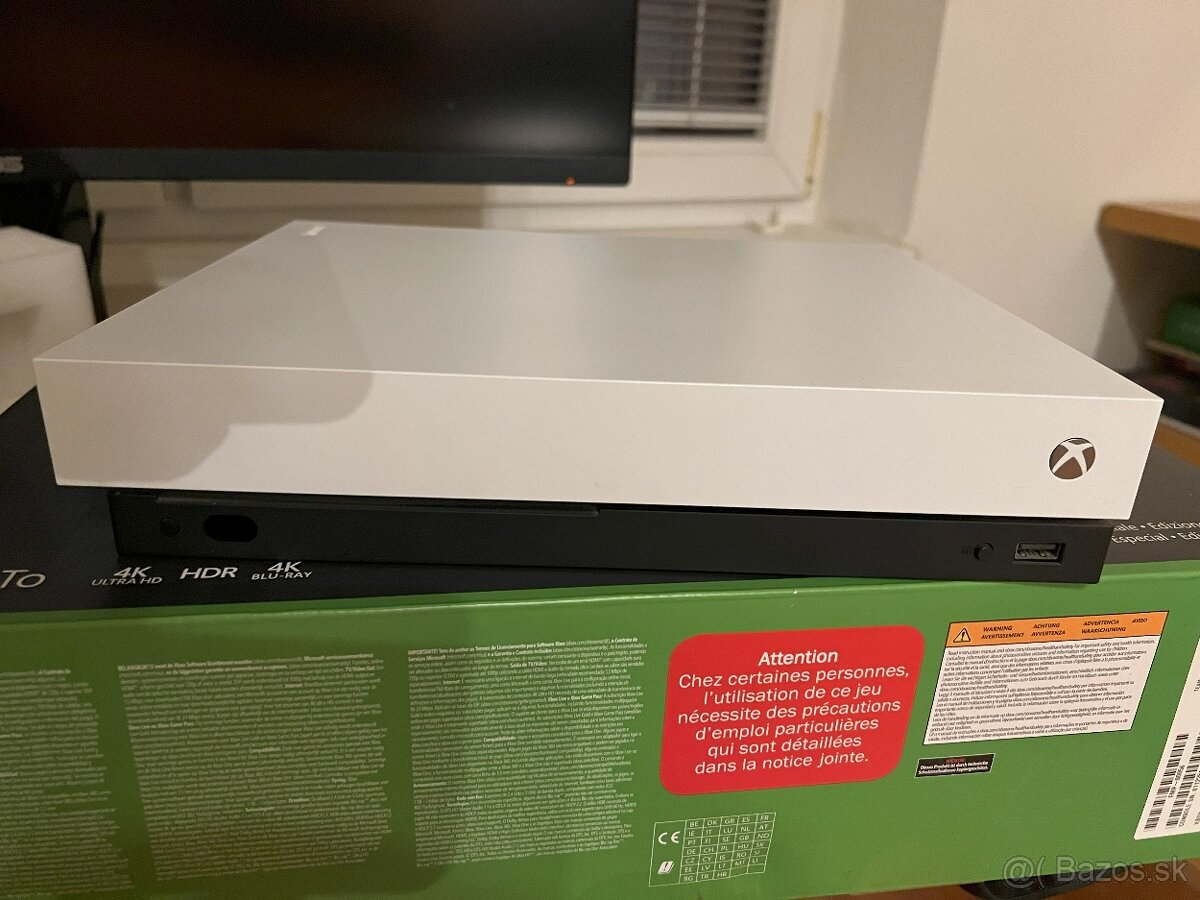 Xbox One X 1 TB + hry