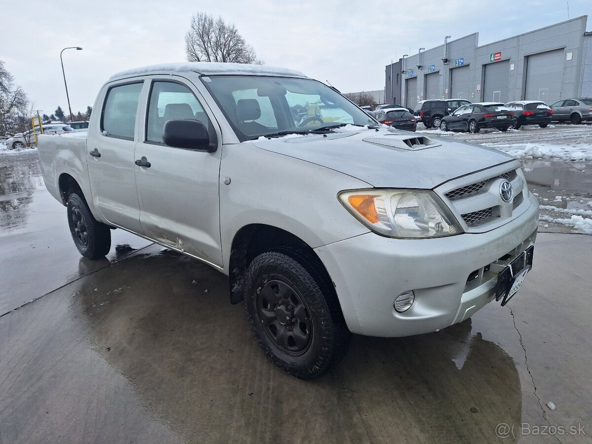 TOYOTA HILUX 2,5 DIESEL 4X4 UZÁVIERKU MA