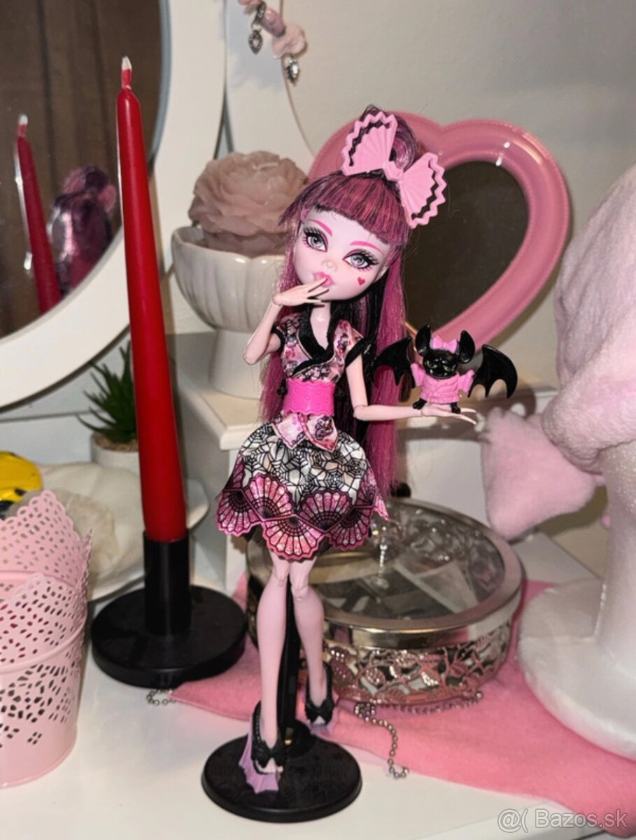 Monster High Draculaura Exchange Student