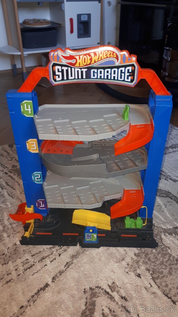 Hot wheels stunt garage