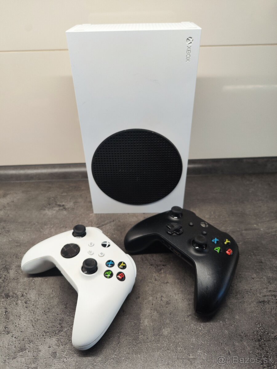 Xbox Series S + 2 Ovládače