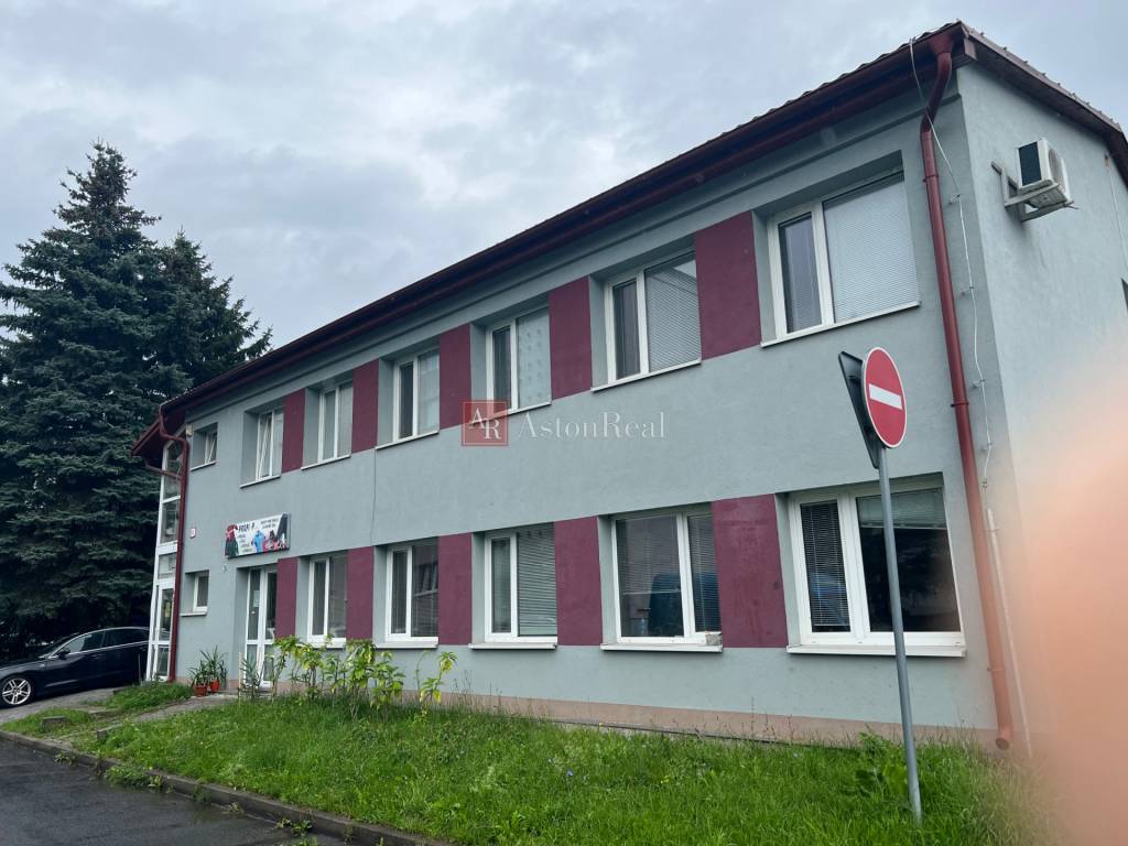 PREVÁDZKOVÝ priestor rozlohou 150 m2, na ul. Tr. SNP - Bansk