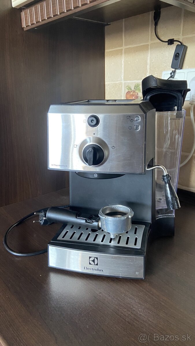 Kávovar Electrolux EEA111 - Pákové espresso