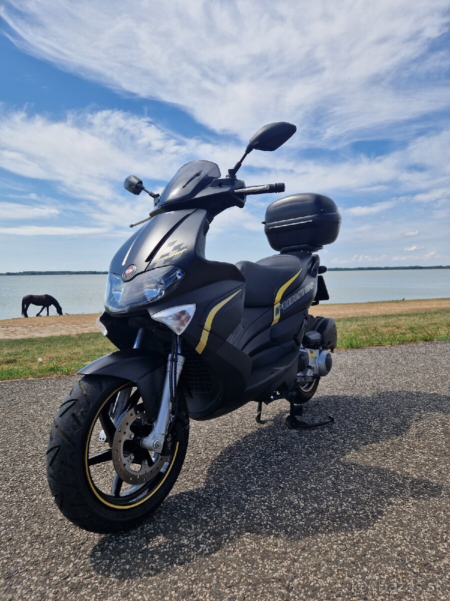 Gilera RUNNER 125 ST BLACK/GOLD edition