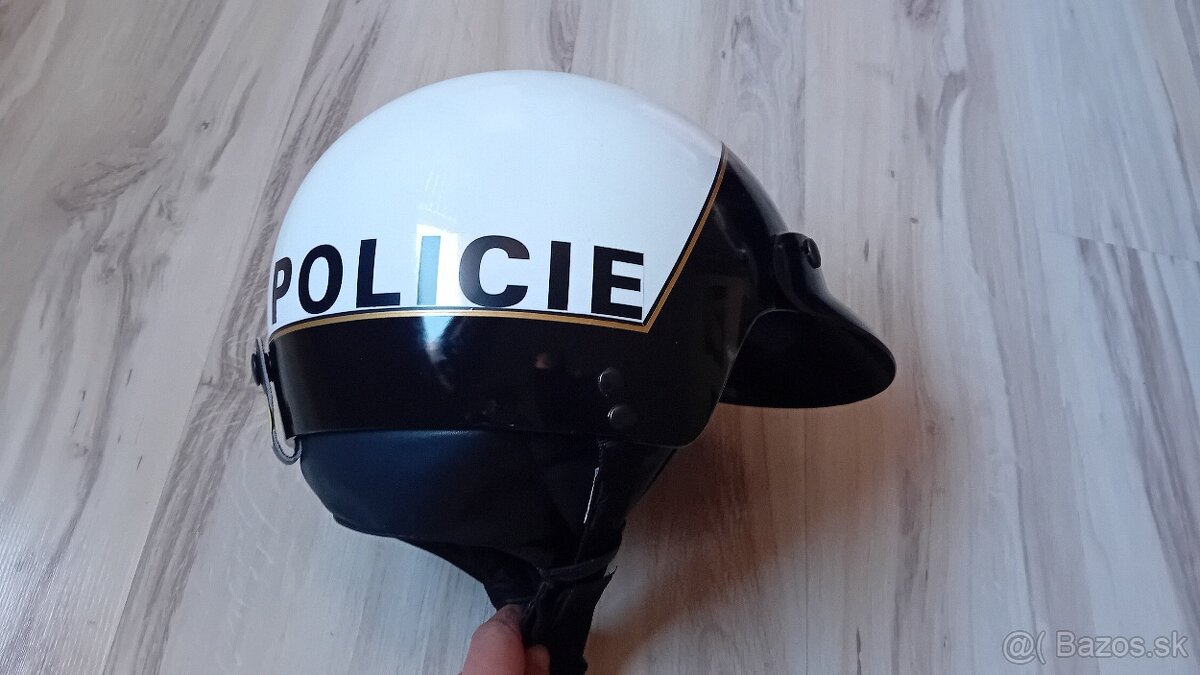 Policajna motocyklová prilba CSFR krásny stav