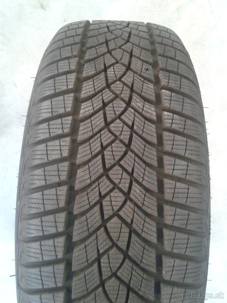 1ks zimna 215/50 R18 92V GOODYEAR ULTRA GRIP PERFMANCE