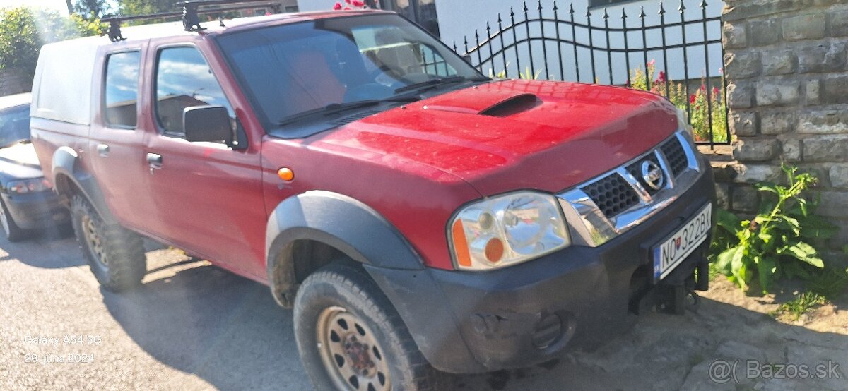 Predám poškodeným motor nissan navara YD 25