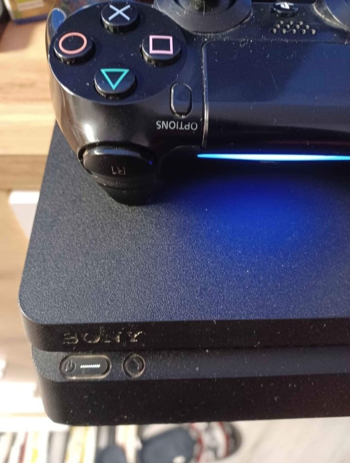 Predám ps4 slim 1tb