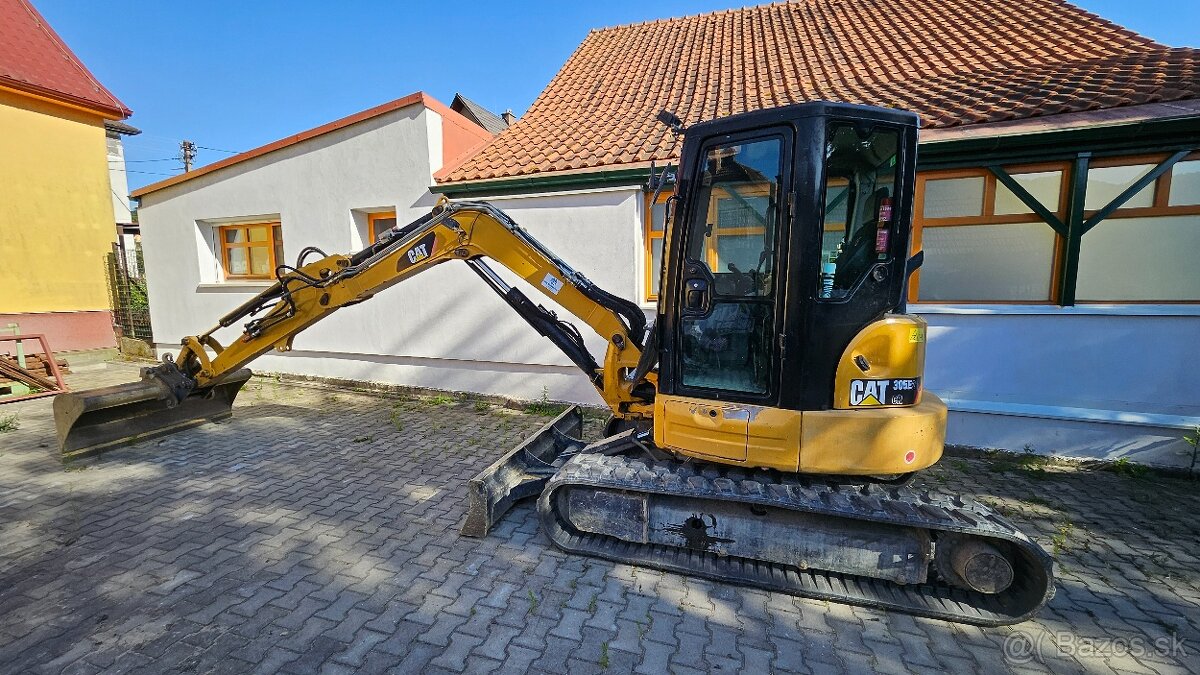 Výkopové práce, pásový bager CAT 305