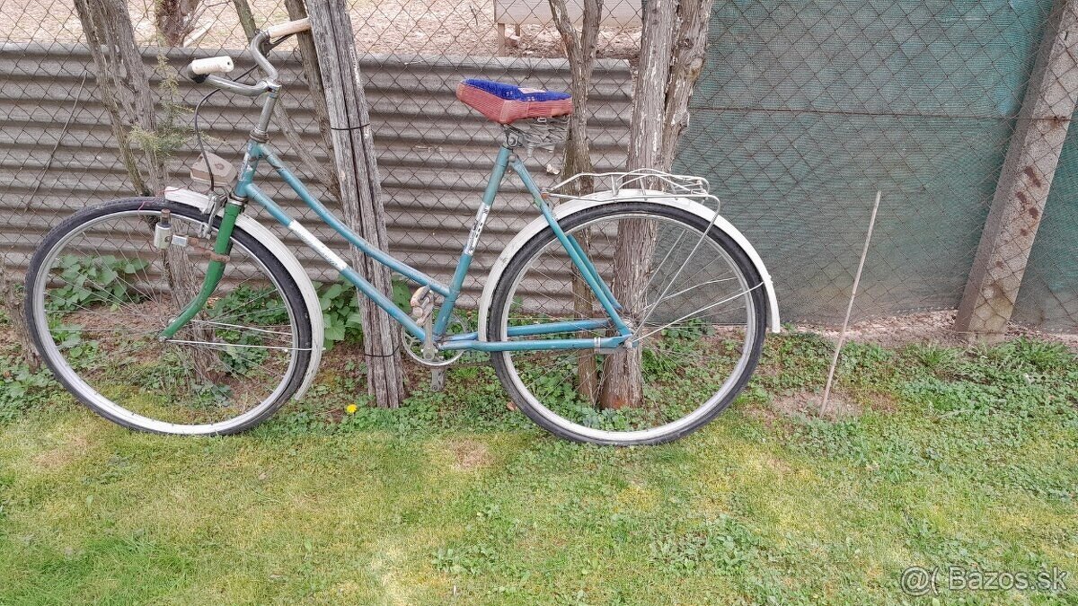 Starý retro bicykel na opravu alebo dekoraciu