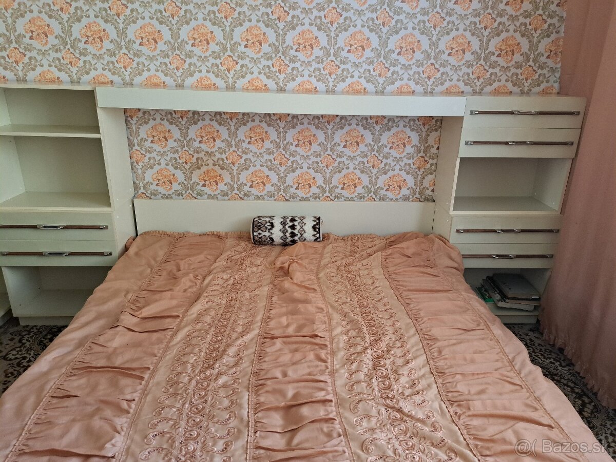 Spalnova zostava s manzelskou postelou