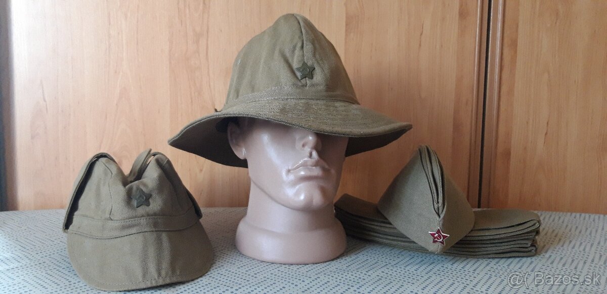 sovietske vojenské čiapky a lodičky.