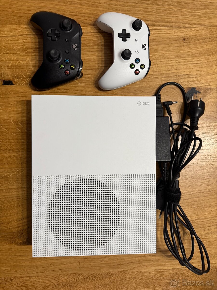 XBOX ONE S s dvoma ovládačmi