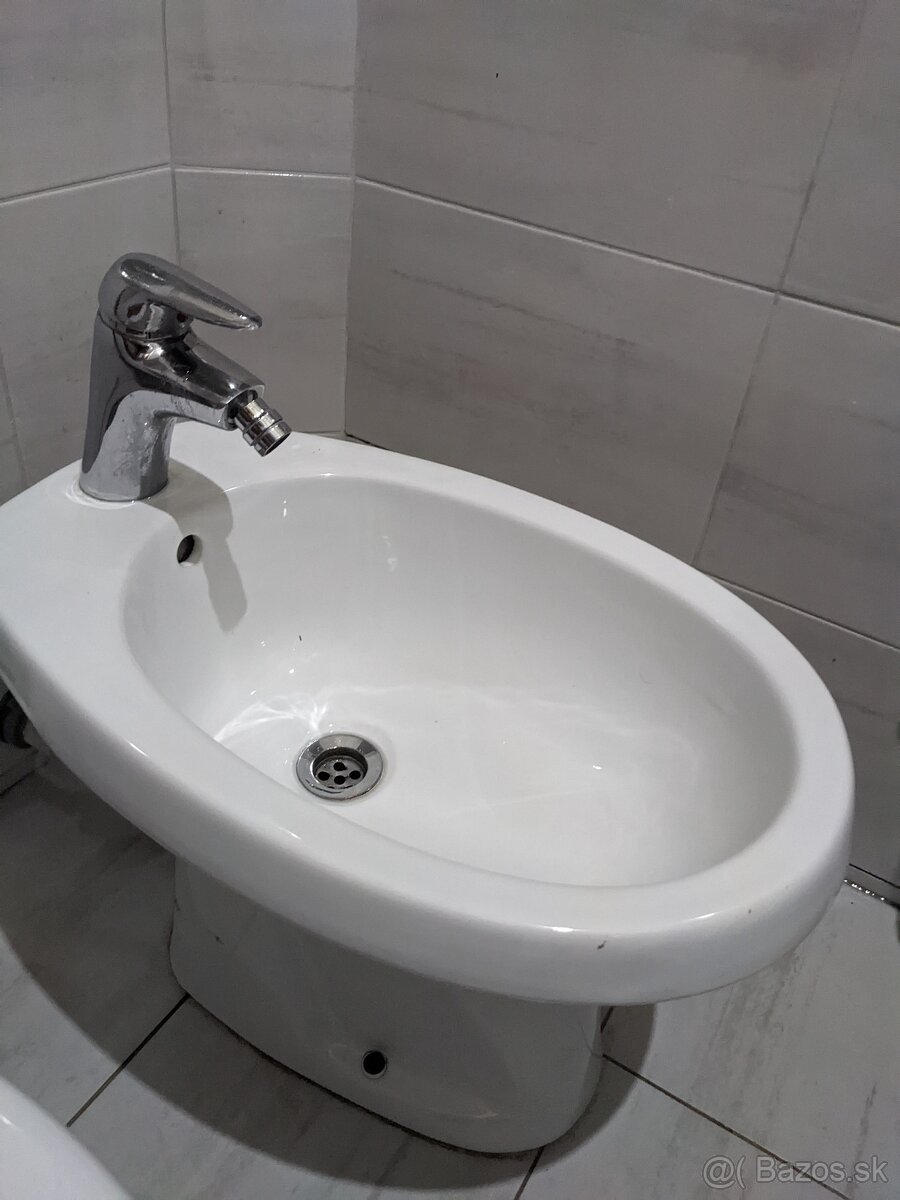 Bidet s batériou (zadný vývod)