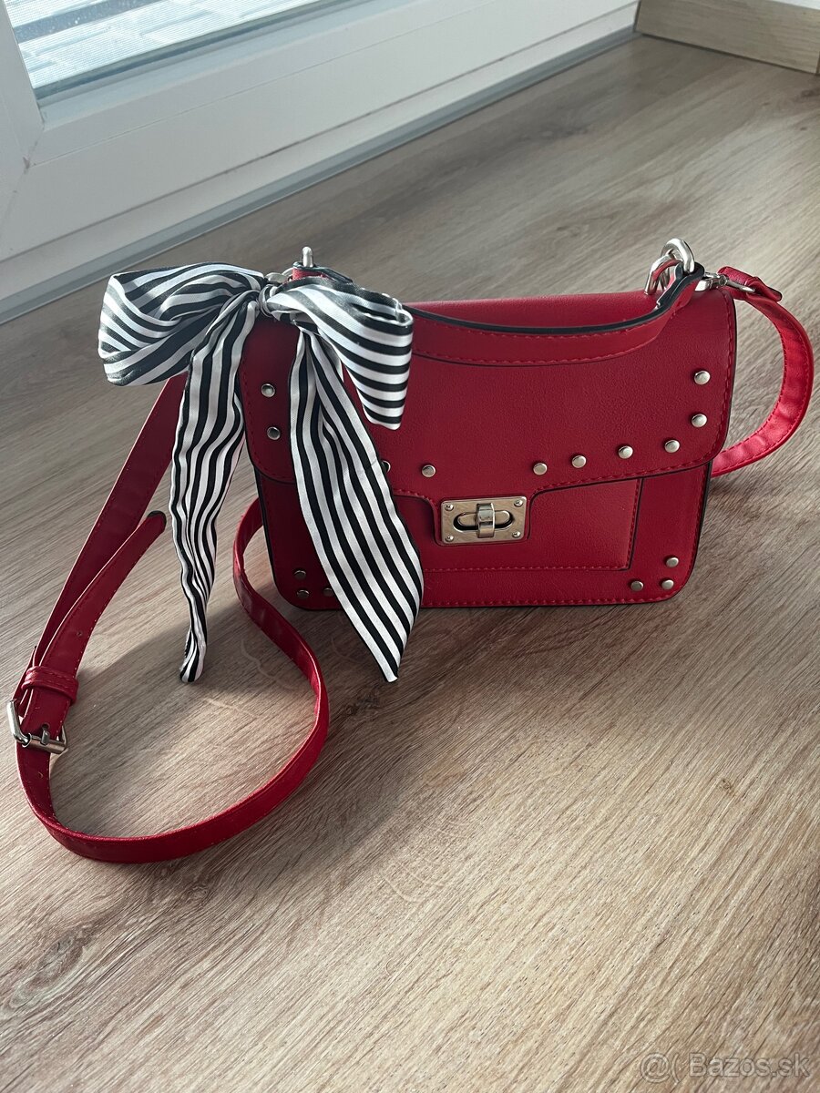 Červená crossbody kabelka