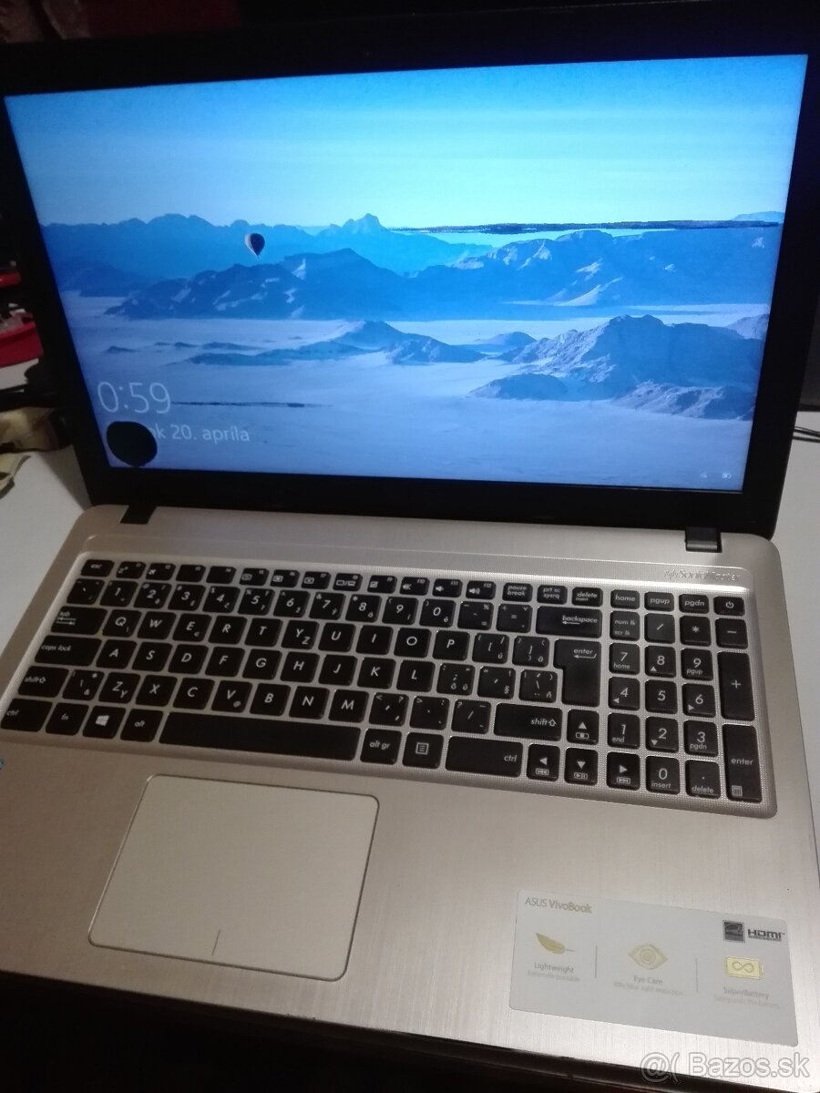 Asus VivoBook. i3. 8 GB DDR4. SSHD 500 GB. 15,6 HD.