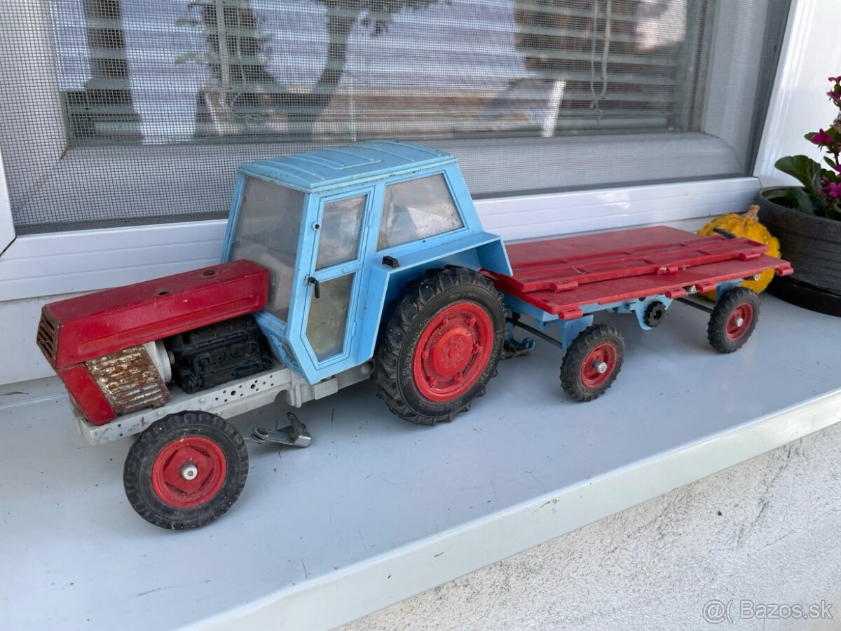 Stará retro hračka traktor Zetor Crystal 8011