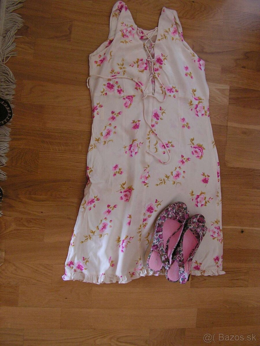 Krátke kvetové šaty