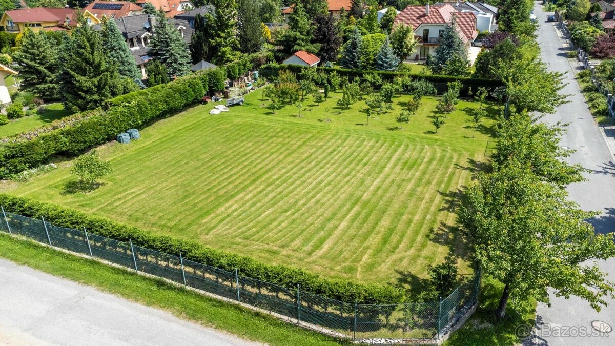 Predaj SLNEČNÝ stavebný pozemok 1500 m2 v atraktívnej časti 