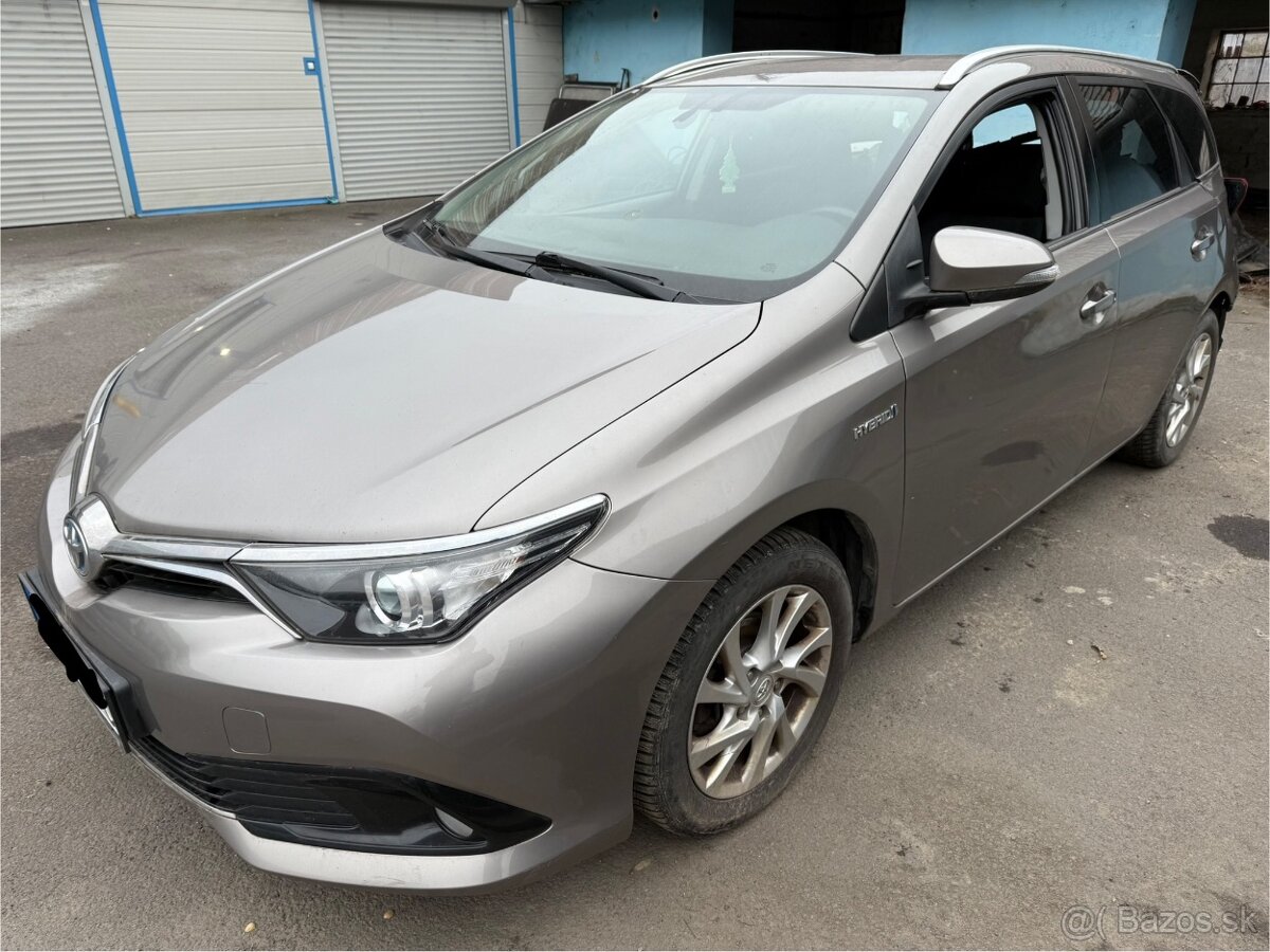 Toyota Auris 1.8 hybrid Po totálnej škode