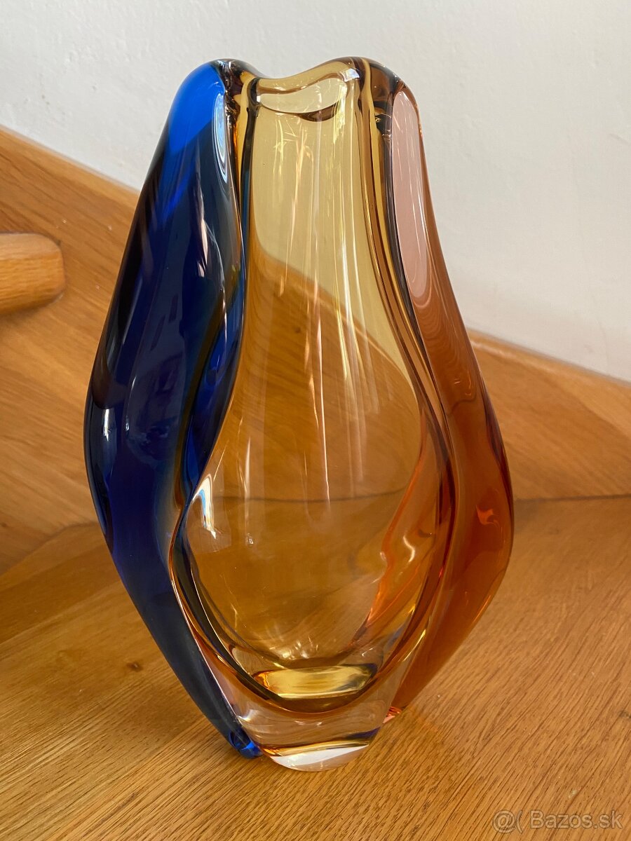 Vaza hutne sklo. H. Machovska