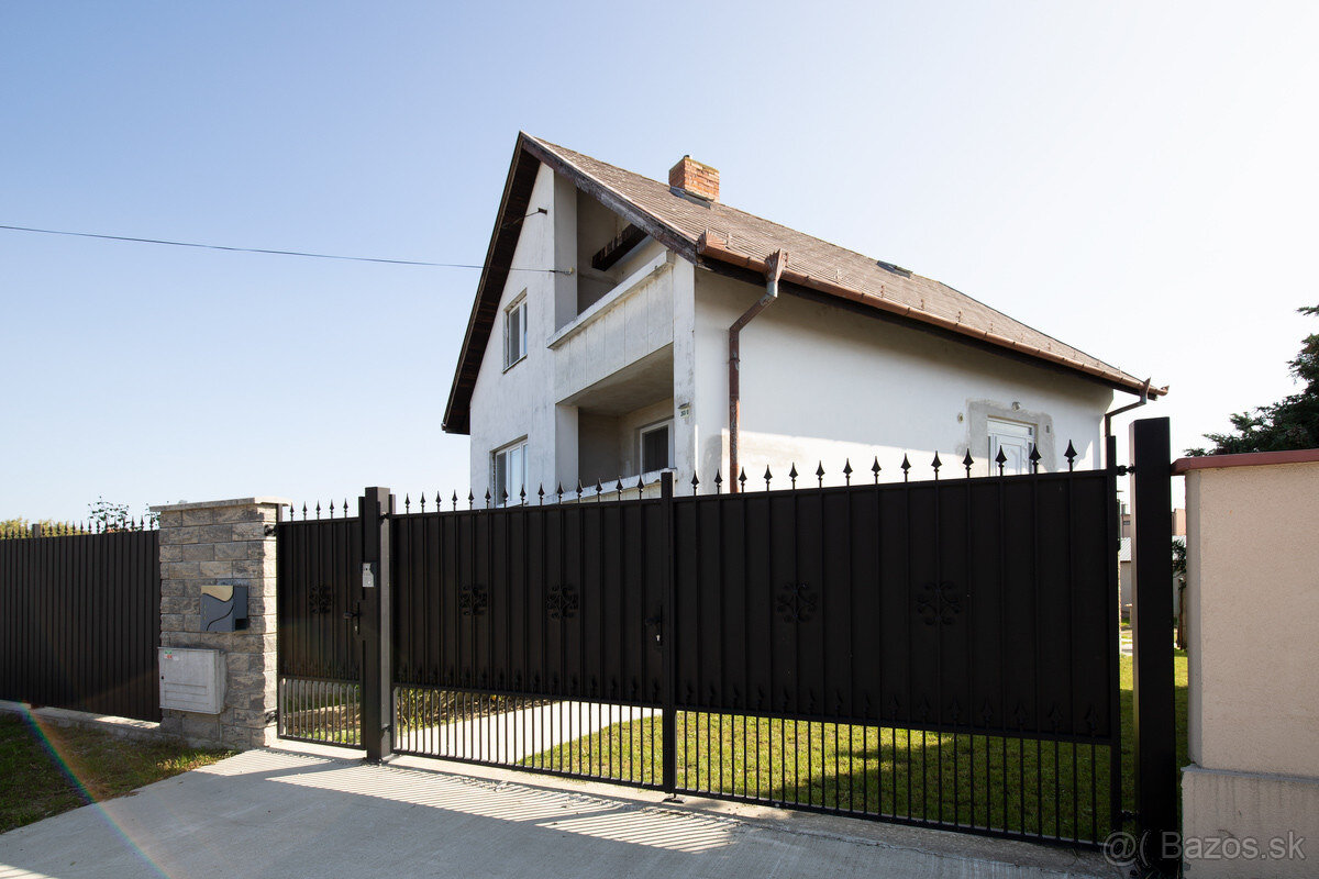 Dvojpodlažný rodinný dom s veľkým pozemkom na predaj v obci 