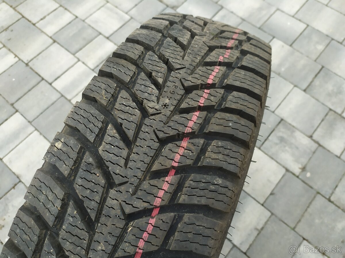 Zimná pneu Nokian 205/75R16C 1kus