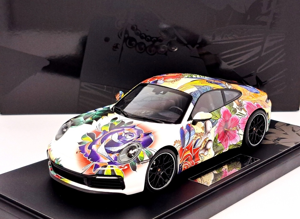 1:18 PORSCHE 911 CARRERA 4S COUPE FLOWER DESIGN