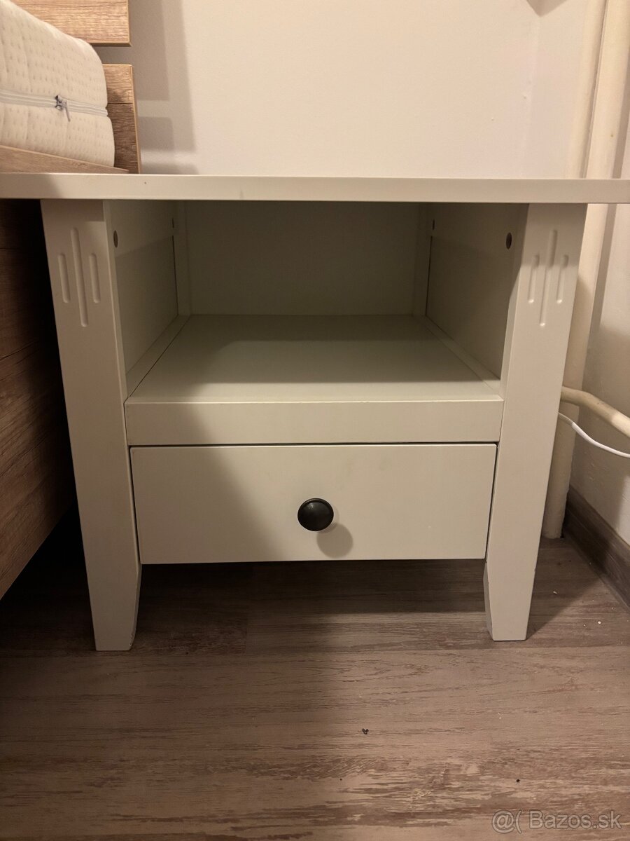 Nočný stolík ikea