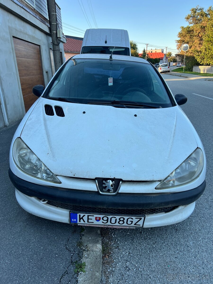 Peugeot 1.1 benzin, 44kw, 2004 - nepojazdné