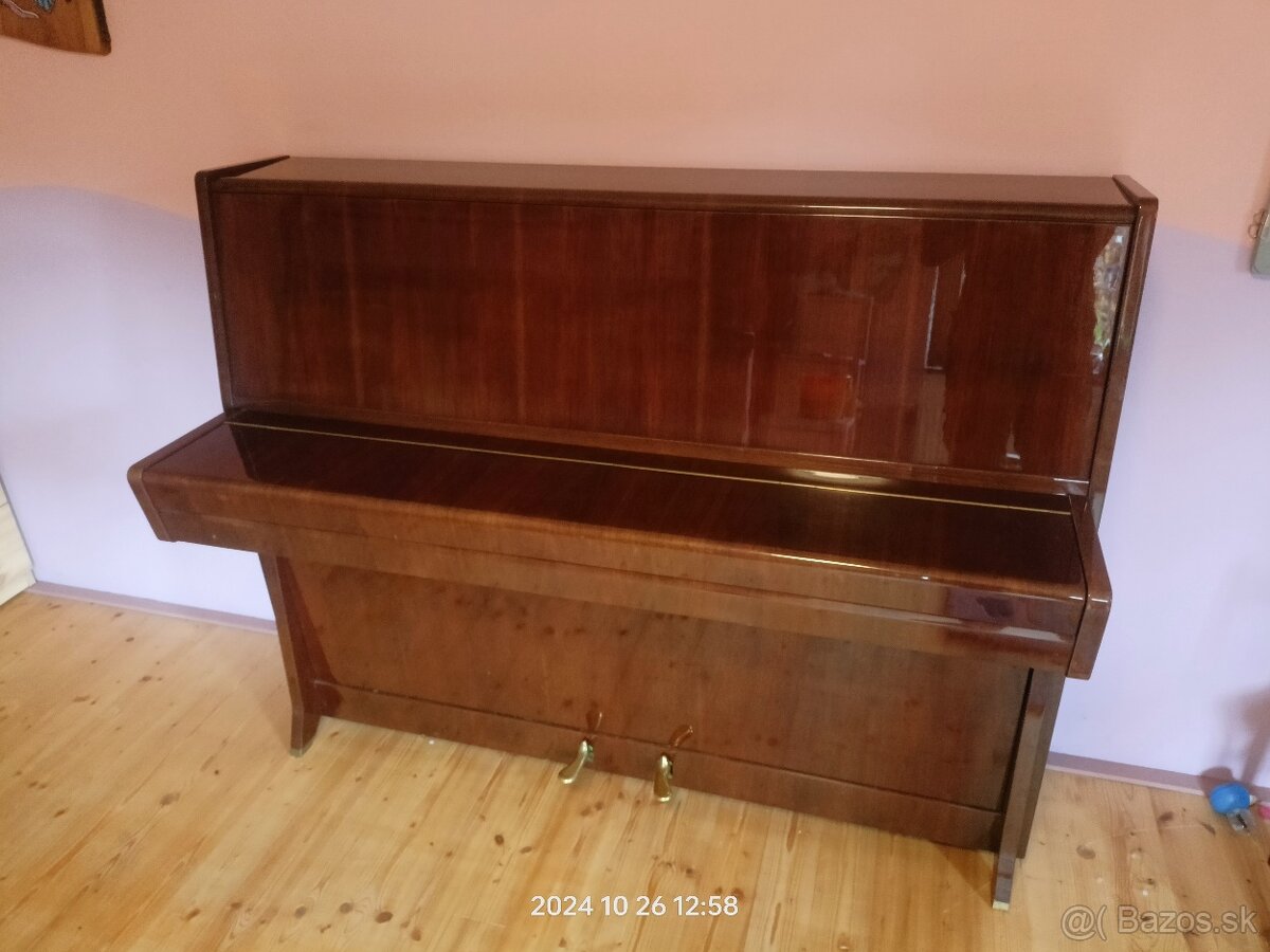 Piano Petrof