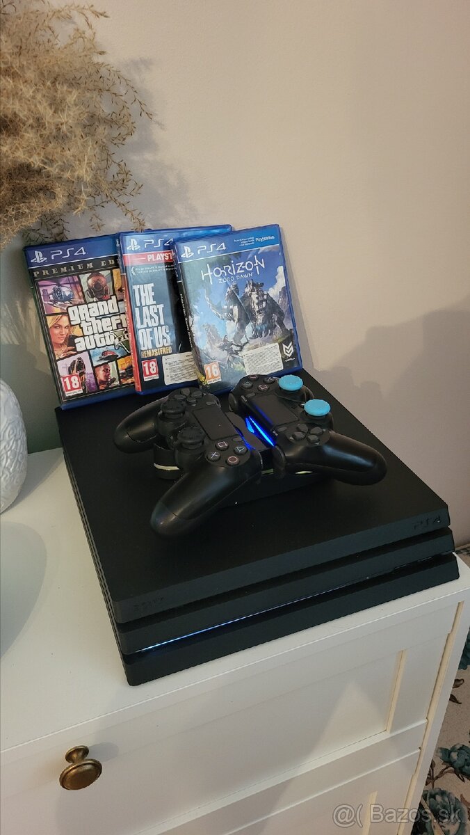 PLAYSTATION 4 PRO + 2 OVLÁDAČE