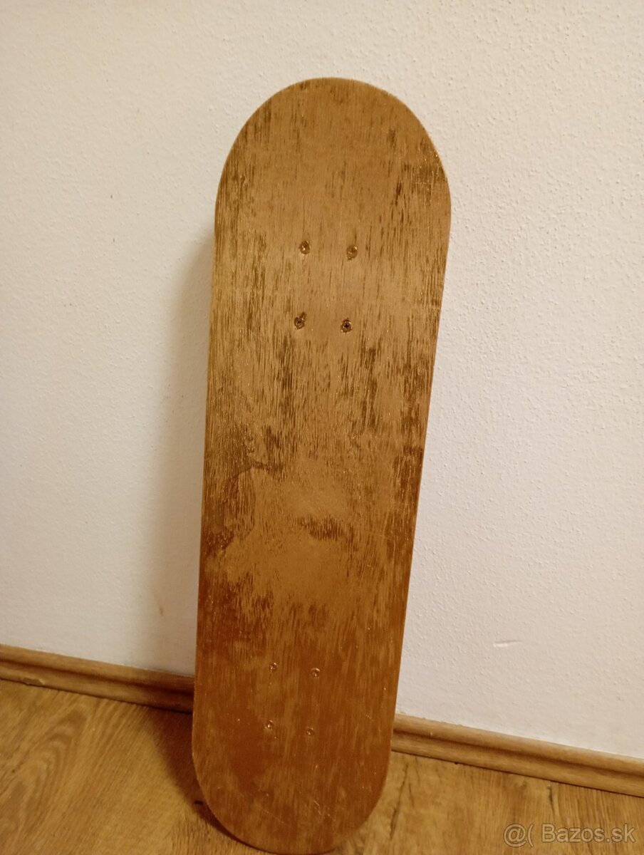 Drevený skateboard