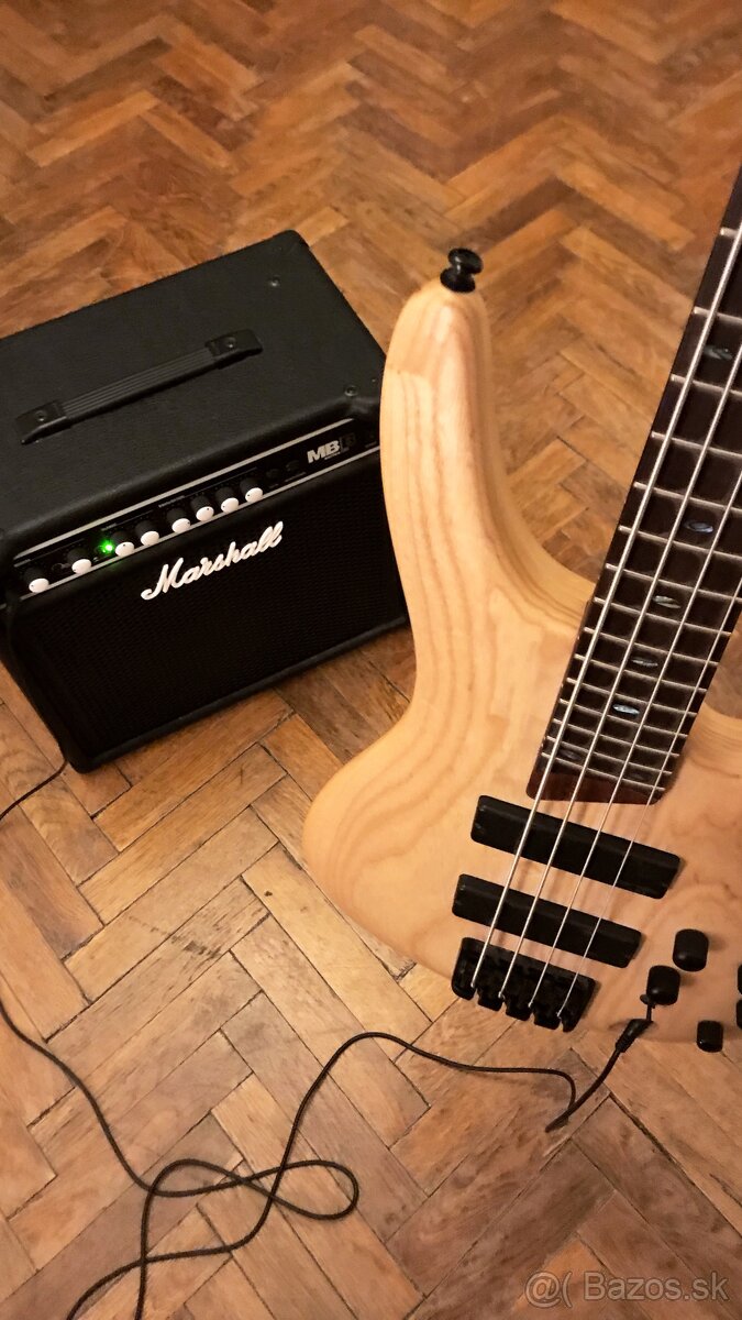 Basgitara Ibanez a kombo Marshall