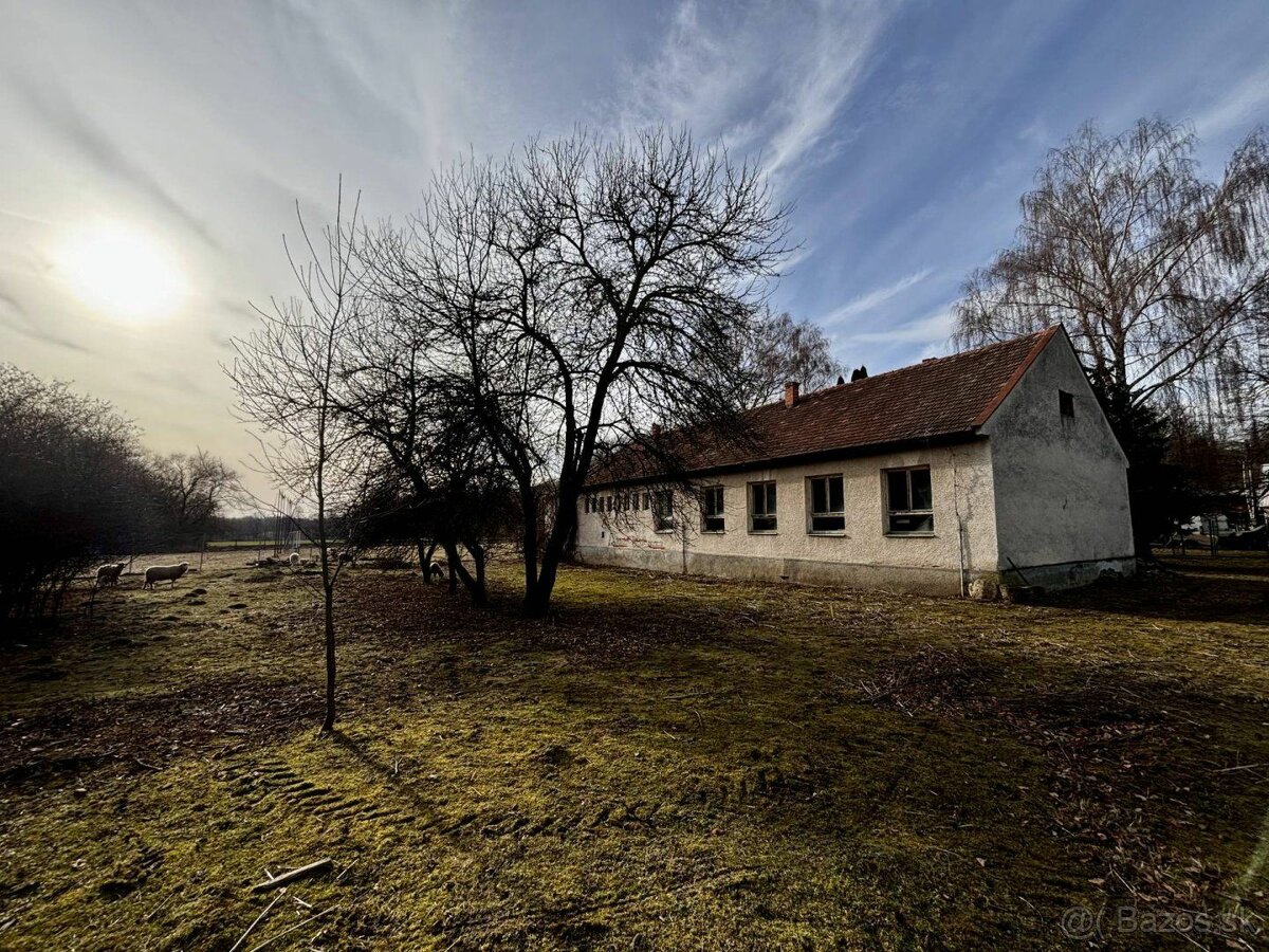 REZERVOVANÉ: Na predaj budova bývalej škôlky s bytom v obci 