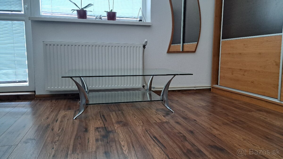 Sklenený stôl