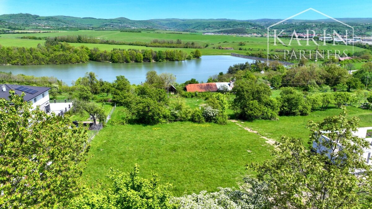 Stavebný pozemok 3163m2 s inžinierskymi sieťami na pozemku