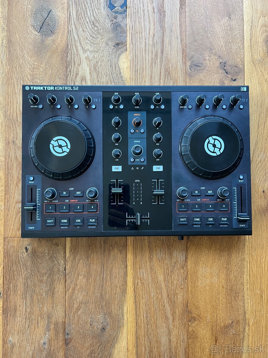 Traktor kontrol S2 - DJ kontrolér