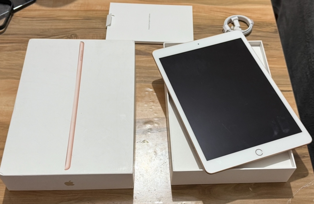 Predám iPad 8 Generácia.32GB Wifi malé známky opotrebovania